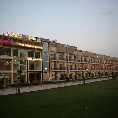 阿南达姆克拉克斯套房酒店 Vrindāvan 外观 照片