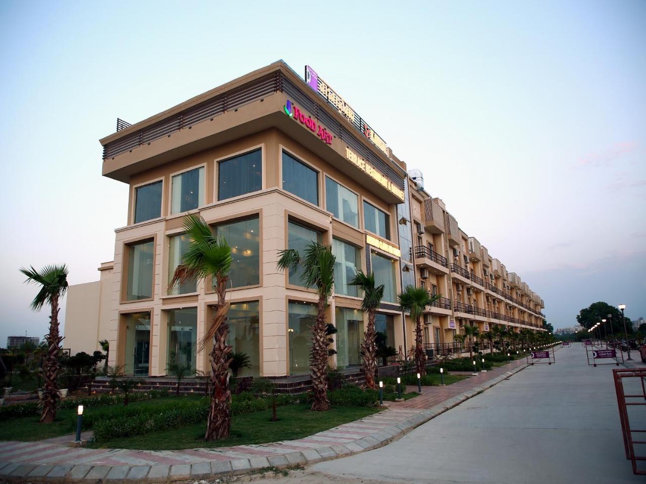 阿南达姆克拉克斯套房酒店 Vrindāvan 外观 照片